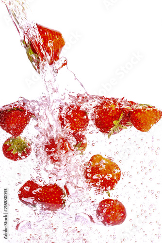  Plakat owoce w wodzie   truskawki-wpadajace-do-wody