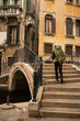 Rapaz com mochila de Viagem em Veneza