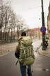 Rapaz com mochila de Viagem em Cracovia