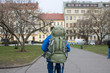 Rapaz Com Mochila de Viagem Em Praga, VIAGENS