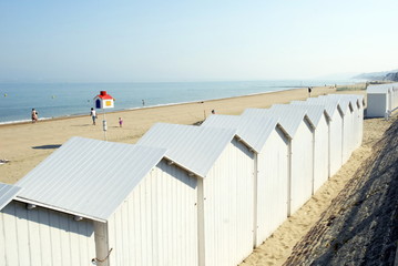 Ville de Villers sur Mer, cabines de plage blanches sur la plage, département du Calvados, Normandie, France