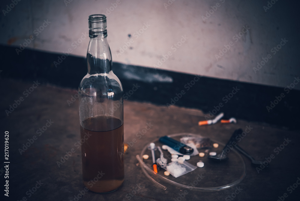 Asian men are drug addicts to inject heroin into their veins themselves ...