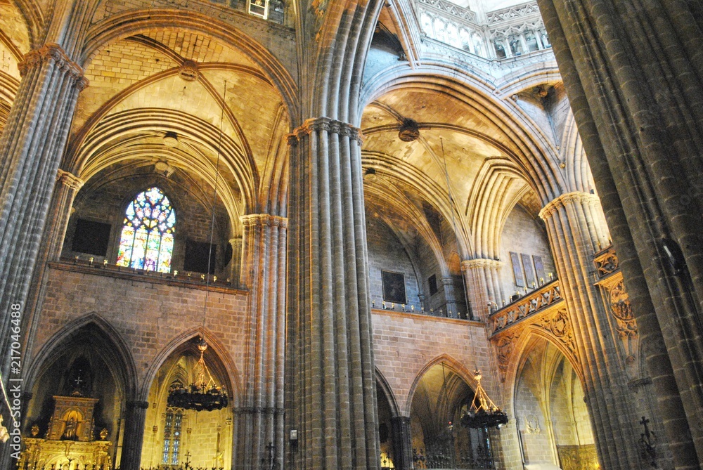 Wnętrze gotyckiej katedry - obrazy, fototapety, plakaty 