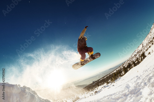 Fototapety Snowboard  snowboardzista-wykonuje-skok-w-dal-z-trampoliny