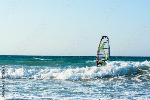 Dekoracja na wymiar  windsurferzy-na-morzu-na-krecie-na-zachod-slonca-windsurfing-w-heraklionie
