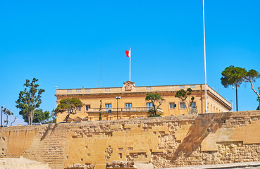 Canvas Print - The mansion behind the fortress wall, Valletta, Malta