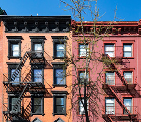 Fototapete - Colorful old apartment building in the East Village of Manhattan in New York City