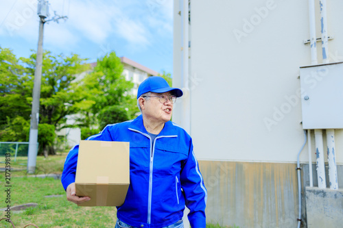 青色の作業服を着た宅配人 Stock Photo Adobe Stock 青色の作業服を着た宅配人 Stock Photo Adobe Stock