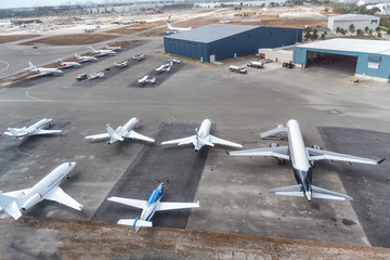 Canvas Print - Airplanes ready to take off on the runway