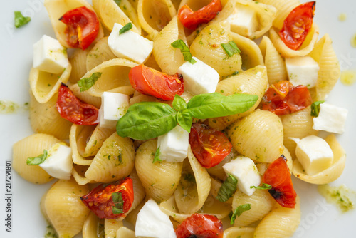 Fotomural Pasta alla caprese, italian pasta with mozzarella, tomatoes and frtesh basil