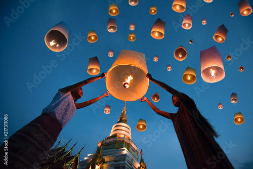 Photographie people release floating lanterns ballon to blue sky for make a wish for the futu