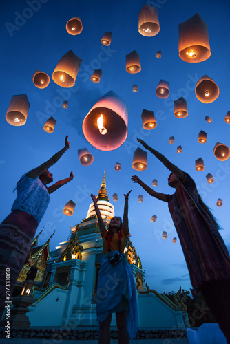 Photographie lanterns ballon release by people floating to blue sky for make a wish for the f