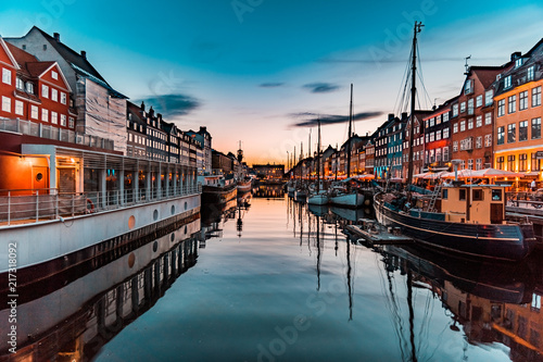 Fotomural Nyhavn at golden hour (Copenhagen, Denmark)