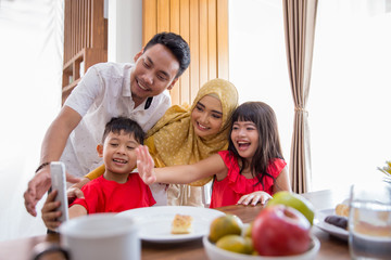 family take picture together