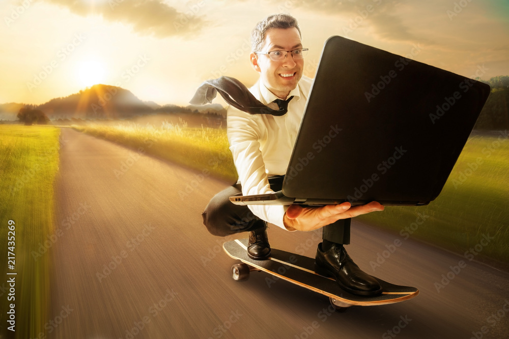 Geschäftsmann mit Laptop auf Skateboard - obrazy, fototapety, plakaty 
