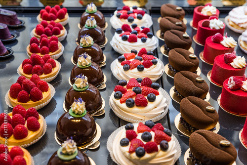 Cuadros en Lienzo Pralinentorten in einem Prager Café