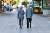 Fototapeta  - starsze osoby spacerują chodnikiem