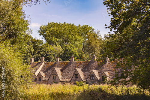sredniowieczne-cotswold-kamienne-chalupy-arlington-wiosluja-w-wiosce-bibury