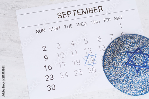 Fotografía Calendar with kippah. Yom kippur concept.