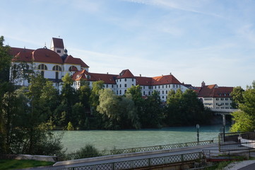 Gebäude am Fluss in Füssen, Deutschland