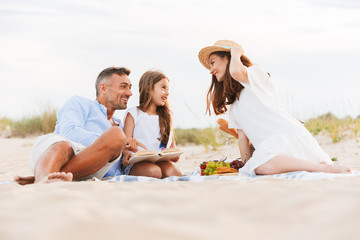 Wall Mural - Cheerful family