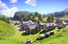 Piccolo Villaggio Sulle Alpi