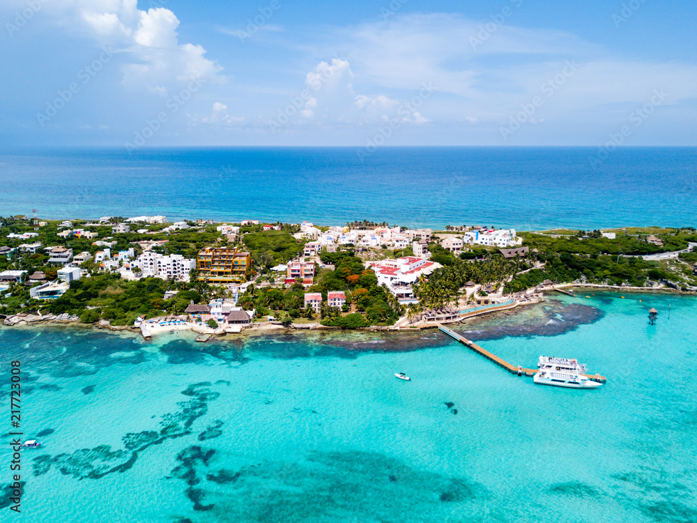 An aerial view of Isla Mujeres in Cancun, Mexico - obrazy, fototapety, plakaty 