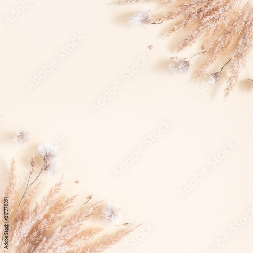 Dekoracja na wymiar  jesienna-kompozycja-rama-wykonana-z-pszenicy-suszonych-kwiatow-na-pastelowym-bezowym-tle-jesien