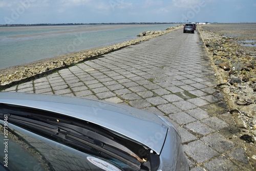 Cuadros en Lienzo Ile de Noirmoutier, Vendée, pays de la Loire, France : chaussée pavée du passage du Gois à marée basse