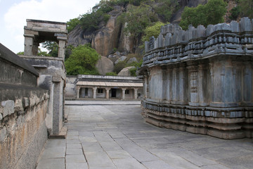 The vestibule containing two free sculptures of the yakshas, Dharnendra and Padmavati