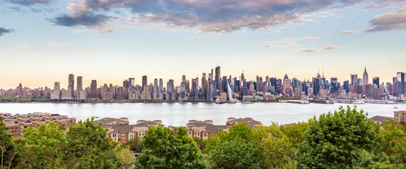 Fototapete - New York City midtown Manhattan skyline panorama view from Boulevard East Old Glory Park over Hudson River.