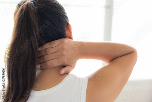 Fotomural Closeup woman neck and shoulder pain and injury