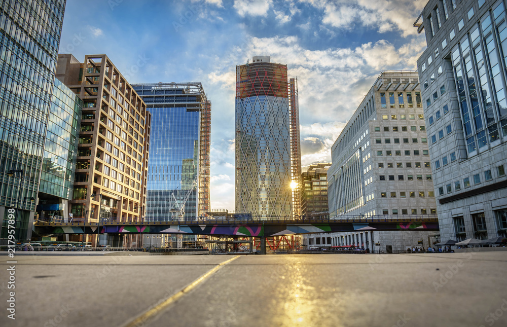 Office buildings and South Quay footbridge in Canary Wharf, London - obrazy, fototapety, plakaty 