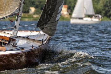 Fototapete - klassische Segelyacht bei einer Regatta