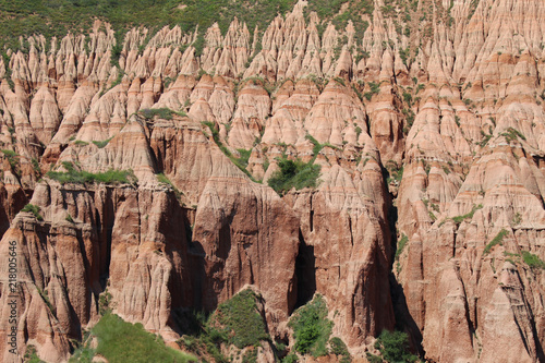 Fotografia Scenic view with the Red Ravine, a unique natural monument with impressive craggy reddish badlands relief near Sebes city, Alba county, Romania