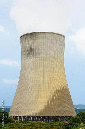 Fotografía A natural draft cooling tower of a nuclear power plant releasing clouds of water vapor