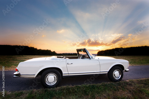 Fotografía  Oldtimer im Sonnenuntergang