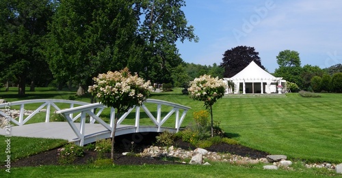 Fotografía white events tent on a beautiufl lush green lawn