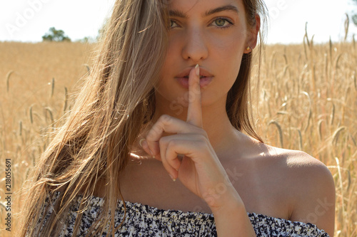 Fotografie, Obraz mujer con hermosos ojos, mostrando silencio