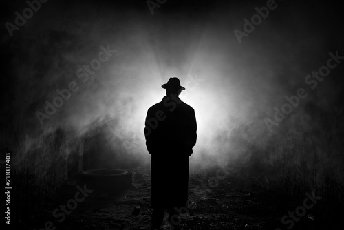 Fototapeta na szkło Podświetlenie sylwetka mężczyzny w dymie