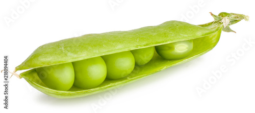 Fotografía Green peas in the pod isolated on white