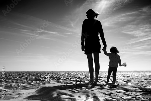 Mere Maman Enfant Bebe Accompagner Aider Decouvrir Plage Mer Vivre Heureux Tenir Main Grandir Elever Jouer Contre Jour Noir Et Blanc Vacances Horizon Avenir Ile De Re Photo Stock Adobe Stock Mere Maman Enfant Bebe Accompagner Aider Decouvrir Plage Mer Vivre Heureux Tenir Main Grandir Elever Jouer Contre Jour Noir Et Blanc Vacances Horizon Avenir Ile De Re Photo Stock Adobe Stock