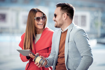 Canvas Print - Lovely couple with tablet and coffee to go