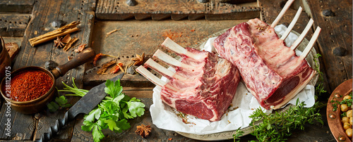 Fotografía Raw lamb chops on a plate with Asian ingredients