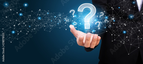 Fotografía businesswoman on blurred background holding hand question marks