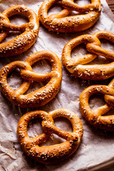 Poster - Oktoberfest Brezel frisch aus der Backofen