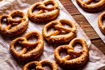 Wall Mural - Oktoberfest Brezel frisch aus der Backofen