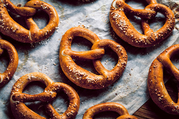 Wall Mural - Oktoberfest Brezel frisch aus der Backofen