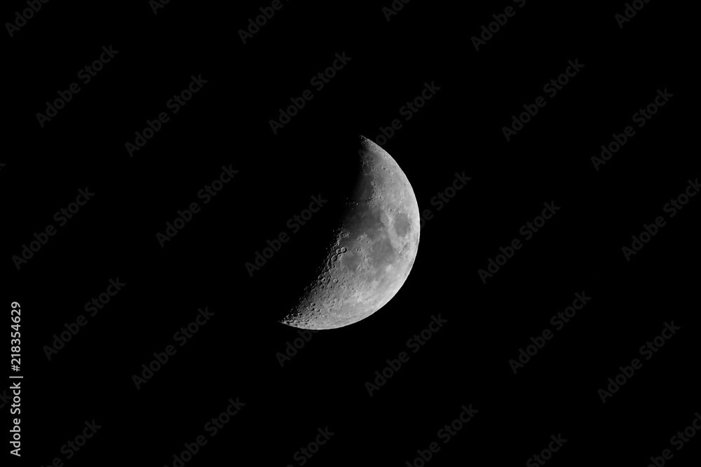夏の三日月 月齢6.0 Stock Photo | Adobe Stock