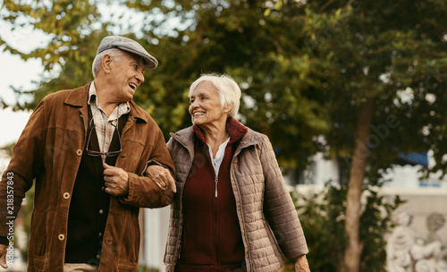 Fotografía Loving senior couple enjoy a walk together on a winter day